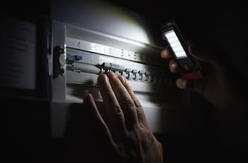 Desde devoluciones a indemnizaciones: Estas son las compensaciones que puedes recibir por cortes de luz