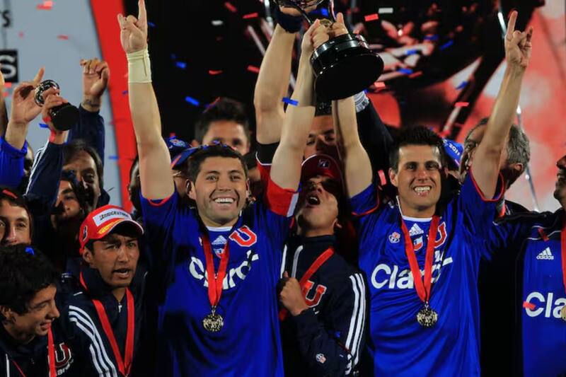 Pepe Rojas encabeza, con la jineta de capitán, los festejos de la U por la obtención de la Copa Sudamericana en 2011.