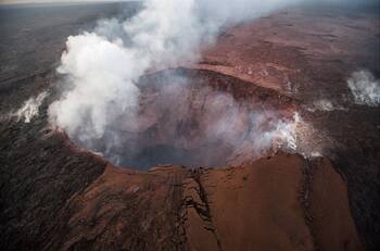 Enjambre sísmico en el volcán Kilauea mantiene en alerta naranja a Hawái