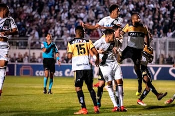 El increíble parecido entre Leo Gamalho y Renan Fonseca en Brasil