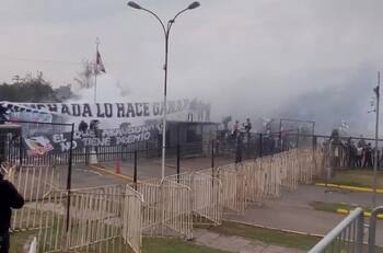 VIDEO | Hinchas de Colo Colo invadieron el Estadio Monumental en la previa del clásico vs la UC