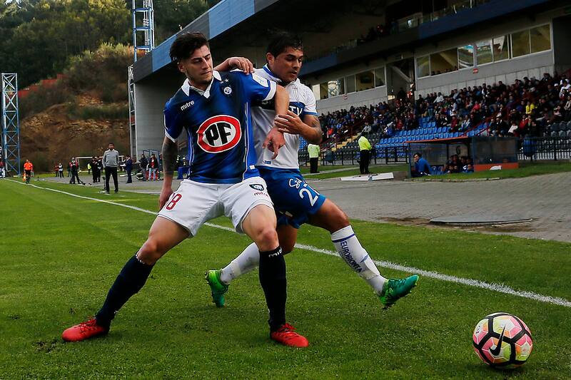 Ángelo Sagal jugando con la camiseta de Huachipato ante la UC en 2017. Foto: Aton.