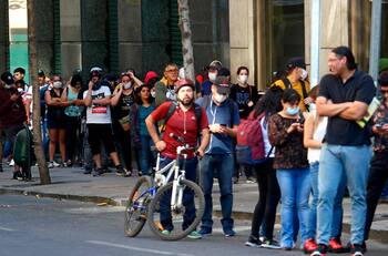 Siguen las largas filas en oficinas de la AFC de personas expuestas al contagio