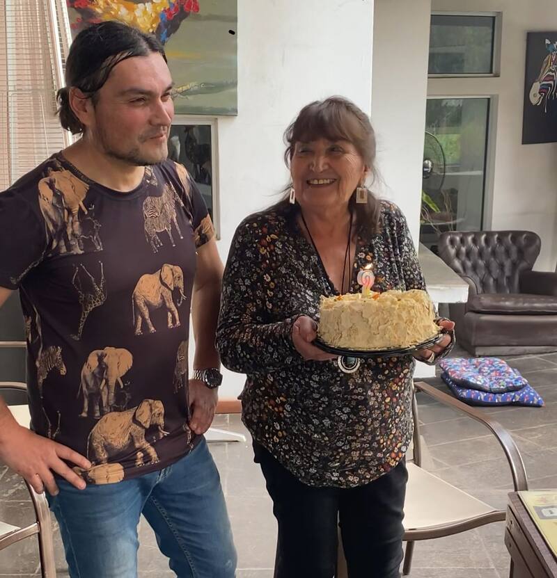 Una de las fotos que publicó Luis Andaur celebrando con su familia.