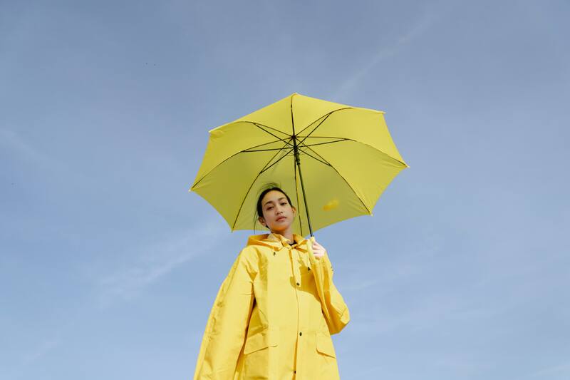 Usa estas prendas que te harán lucir glamurosa para la época de lluvias.