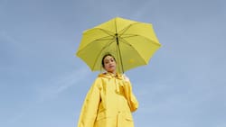 Luce espectacular con estos looks para los días lluviosos