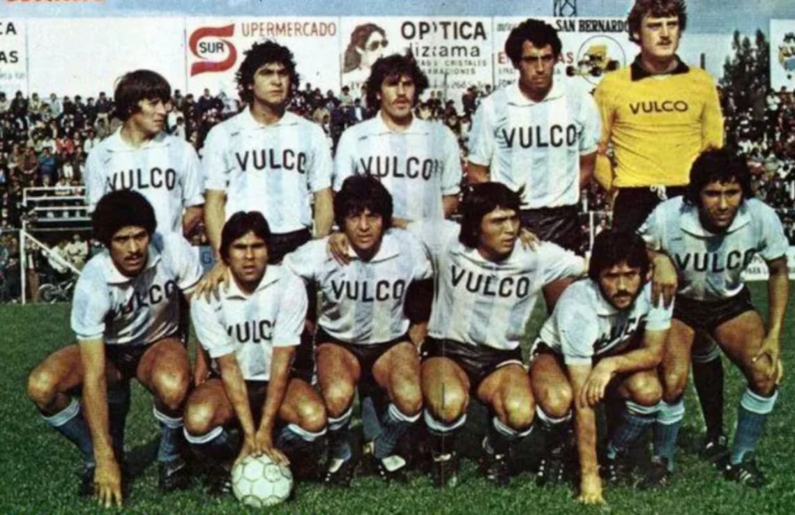 En los Comandos de Eugenio Jara. Un equipazo. Arriba, de der. a izq.: David Watterson, Jaime García, Luis Valenzuela, Enzo Silva y Carlos Villazón. Abajo: Juan Rojas, Marcoleta, José Bernal, Julio Suazo y Benedicto Pereira.