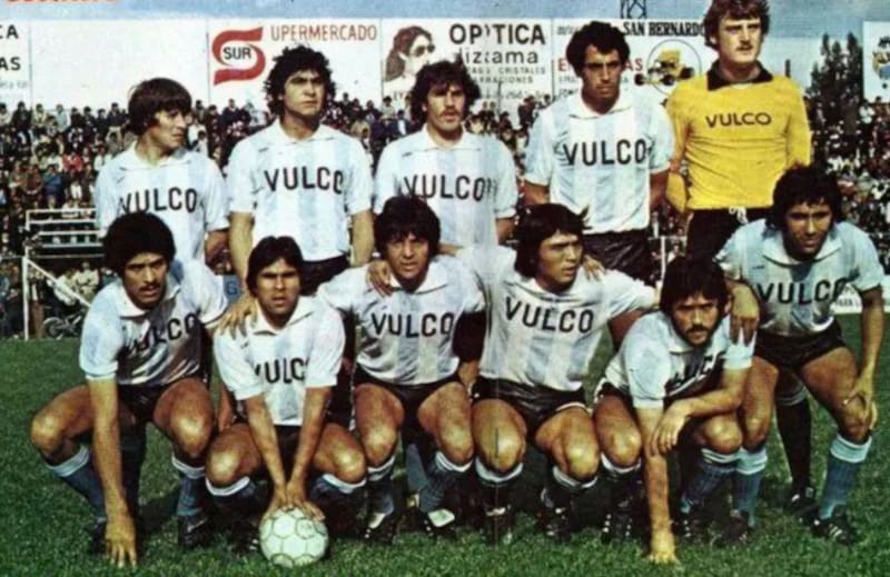 En los Comandos de Eugenio Jara. Un equipazo. Arriba, de der. a izq.: David Watterson, Jaime García, Luis Valenzuela, Enzo Silva y Carlos Villazón. Abajo: Juan Rojas, Marcoleta, José Bernal, Julio Suazo y Benedicto Pereira.