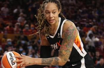 Agentes aduaneros de Rusia detienen a medallista olímpica de Estados Unidos y arriesga 10 años de prisión