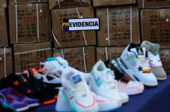 Barrio Meiggs: PDI vuelve a incautar miles de zapatillas y chalas falsificadas