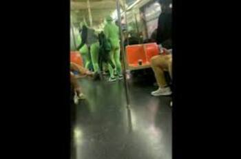 VIDEO | ¨Duendes verdes¨ asaltan el metro de Nueva York: Mujeres disfrazadas roban a pasajeros