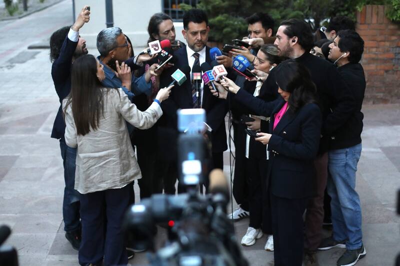 El abogado del Presidente Boric habló con la prensa.