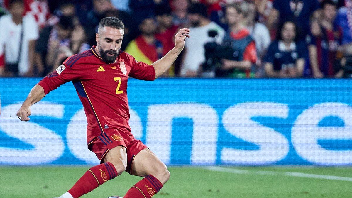 Dani Carvajal, lateral derecho de la Selección Española, patea el balón durante el partido ante Croacia en la final de la Nations League.