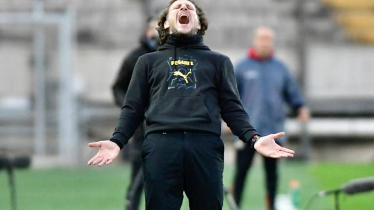 ¿Sonríe Colo Colo? Diego Forlán fue despedido como técnico de Peñarol