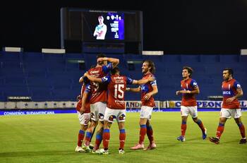 Con un ojo en la Copa y otro en el sol: La UC también se preparó para el Eclipse Solar 2020