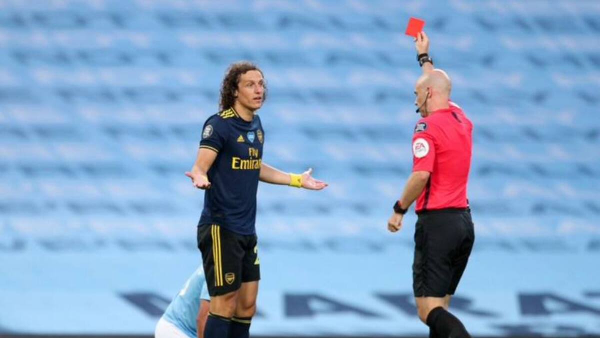 Otra vez David Luiz: Provocó un penal, fue expulsado y entregó el segundo gol del Manchester City