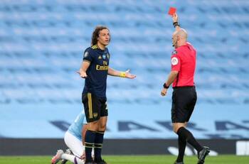 Otra vez David Luiz: Provocó un penal, fue expulsado y entregó el segundo gol del Manchester City
