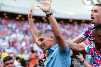 FOTO | Locura en Brasil por ex DT del fútbol chileno: fanático se lo tatuó a todo color en la pierna