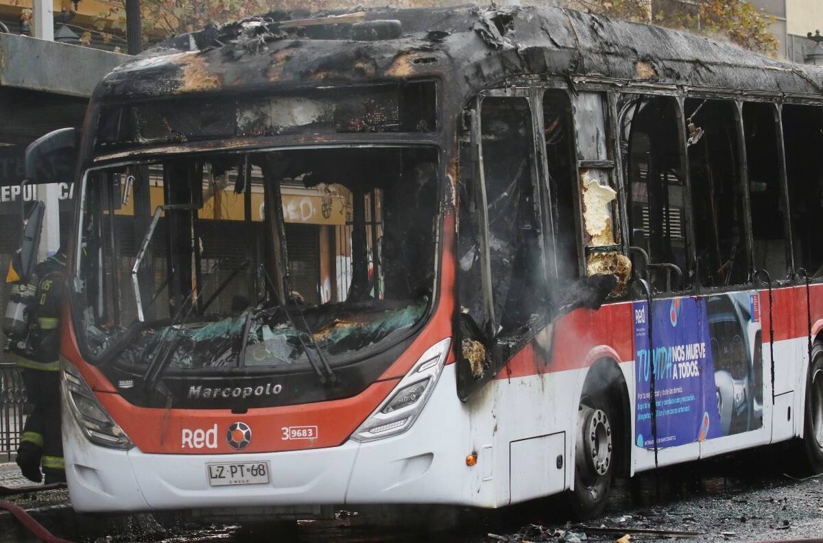 VIDEO | Bus del Transantiago fue quemado por completo con cerca de 20 pasajeros dentro