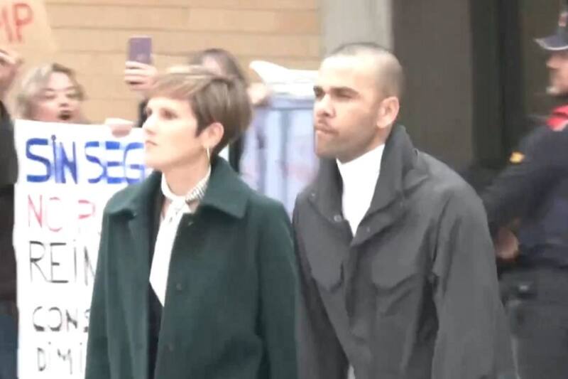 El momento en que el brasileño deja el centro penitenciario donde cumplió condena por 14 meses.