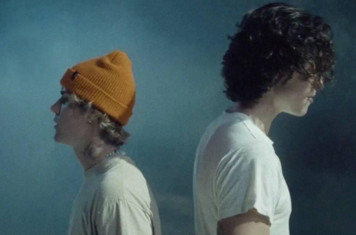 Justin Bieber y Shawn Mendes hablan de su adolescencia en “Monster”
