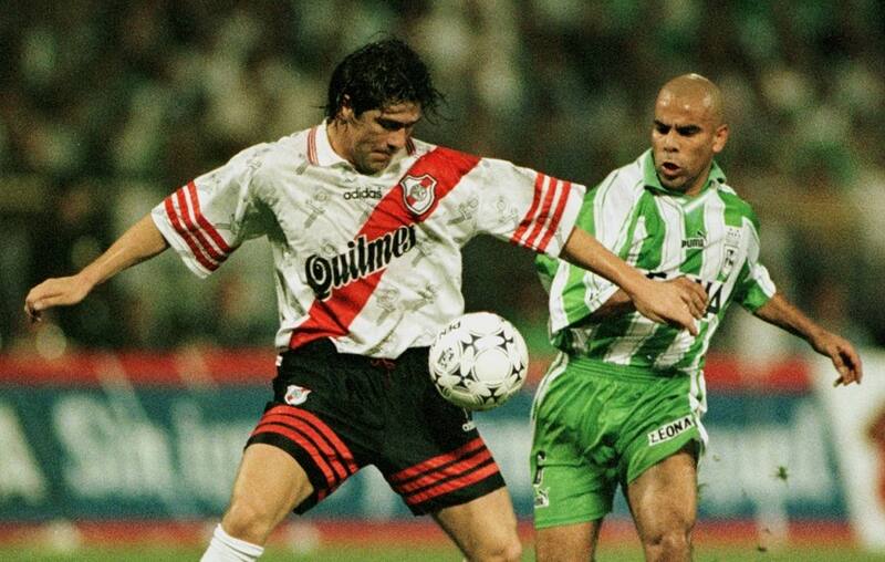 Mauricio Serna de Nacional de Medellin(D) pelea por el balon con el jugador de River Plate de Argentina Marcelo Salas durante el juego de semifinales de la Supercopa jugado en Medellin, Colombia 26 de Noviembre. River gano 2-1 a Nacional.  AFP PHOTO Pedro UGARTE (Photo by Pedro UGARTE / AFP)