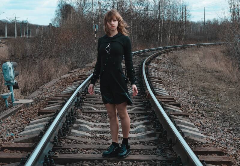 Si sientes que estás en riesgo o conoces a alguien de quien sospecha que está en búsqueda activa, no te olvides del 4141 que es la línea de emergencia disponible en Chile para la prevención del suicídio y está disponible las 24/7 | Fotos: Befunky