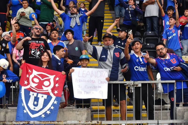 Hinchas de Universidad de Chile son fotografiados durante el partido contra Universidad Católica.