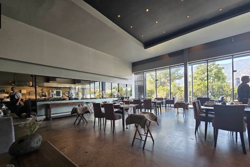 El local está ubicado en la comuna de Vitacura, dentro de la Región Metropolitana, ofreciendo una experiencia culinaria sin precedentes. Créditos: Google Maps.