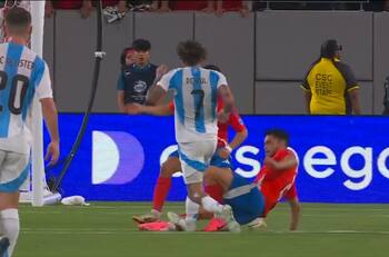 “Acción de juego”: así relataron en la TV argentina la plancha de Rodrigo de Paul contra Gabriel Suazo