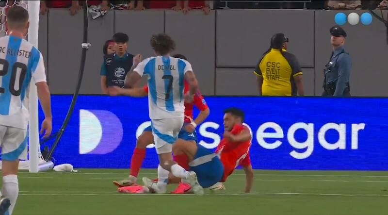 Planchazo de Rodrigo de Paul contra Gabriel Suazo