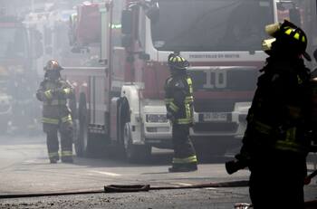 Denuncian que helicóptero que ayudaba a controlar un incendio forestal en Arauco fue atacado