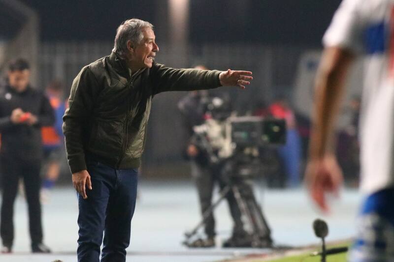 Ariel Holan vive un complicado momento en la banca de la UC. Una victoria en Copiapó podría descomprimir el ambiente en los "Cruzados". Foto: Agencia Aton.