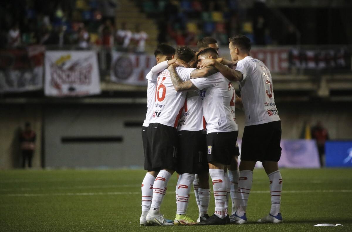 Baja clave: Figura de Curicó Unido se despide del equipo y prepara su arribo a "clásico rival"