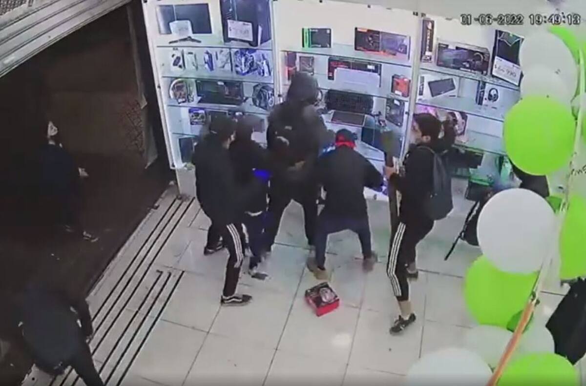 VIDEOS | Saqueo: Desconocidos realizaron violento robo a tienda de productos tecnológicos en Santiago