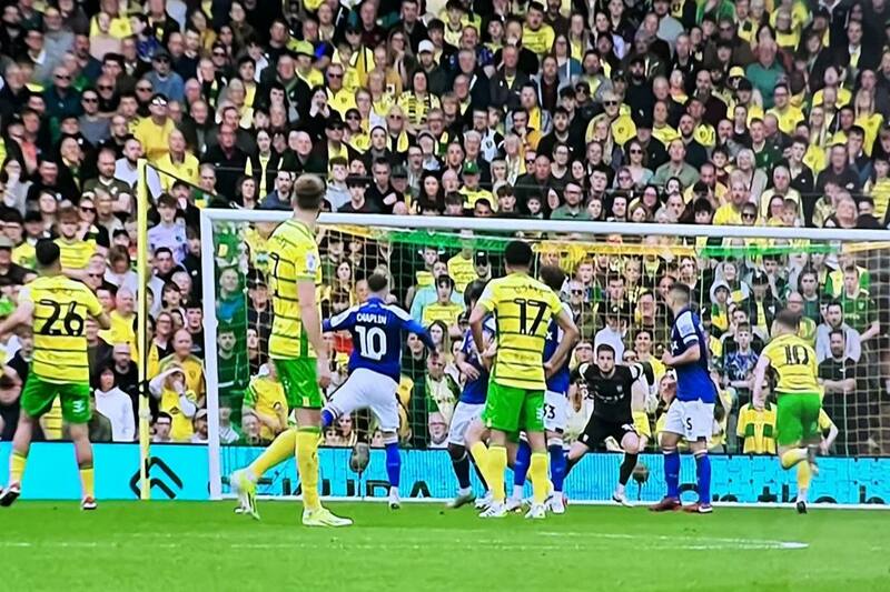 Golazo del formado en Universidad Católica para poner en ventaja a Norwich City.