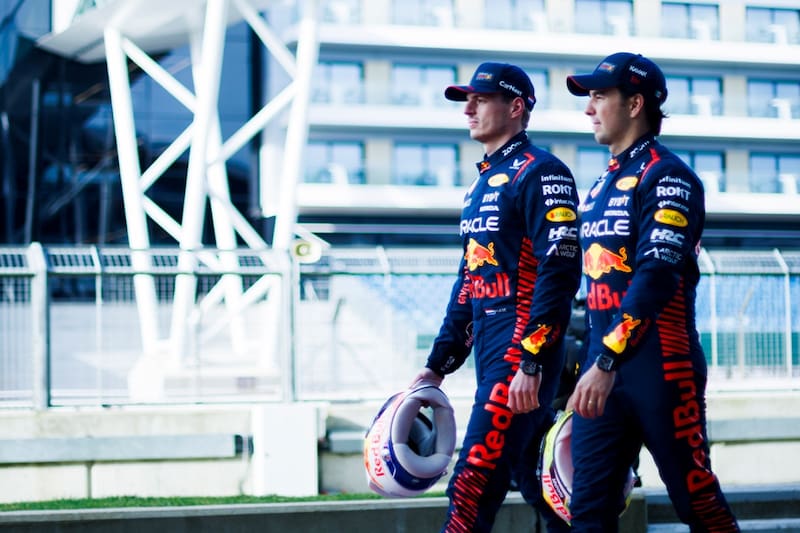 Max Verstappen y "Checo" Pérez van por un nuevo título con Red Bull
