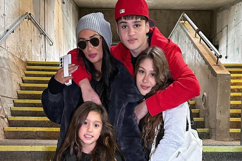 Pamela Díaz junto a sus hijos: Pascuala, Trini y Mateo