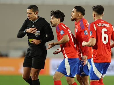 ¿Quién es el árbitro de Chile vs Argentina? El particular historial de Jesús Valenzuela contra la Roja