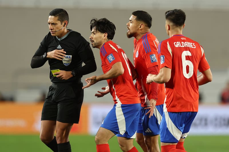El árbitro ya dirigió a la Roja contra la Albiceleste.