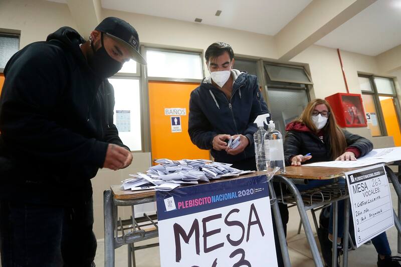 Valparaiso, 25 octubre de 2020
Cierre de mesas y conteo de votos en el colegio San Damian de Molokai de Valparaiso durante plebiscito constituyente 2020.
Raul Zamora/Aton Chile