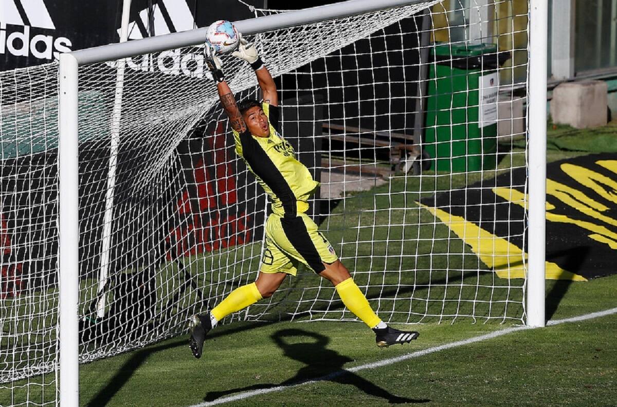 Video| Brayan Cortés se luce atajando un penal a jugadora de Colo Colo en el entrenamiento