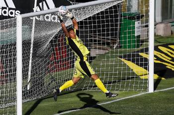 Video| Brayan Cortés se luce atajando un penal a jugadora de Colo Colo en el entrenamiento