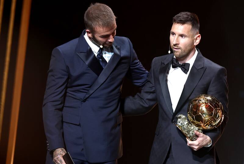El argentino Lionel Messi recibe el Balón de Oro de manos del exjugador David Beckham EFE/EPA/MOHAMMED BADRA