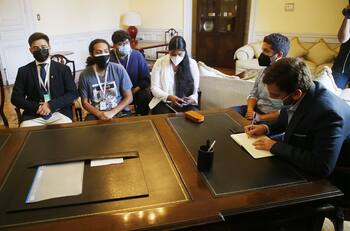 Aumento de la Beca BAES recibió apoyo en el Congreso y esperan subir el monto de la Tarjeta Junaeb