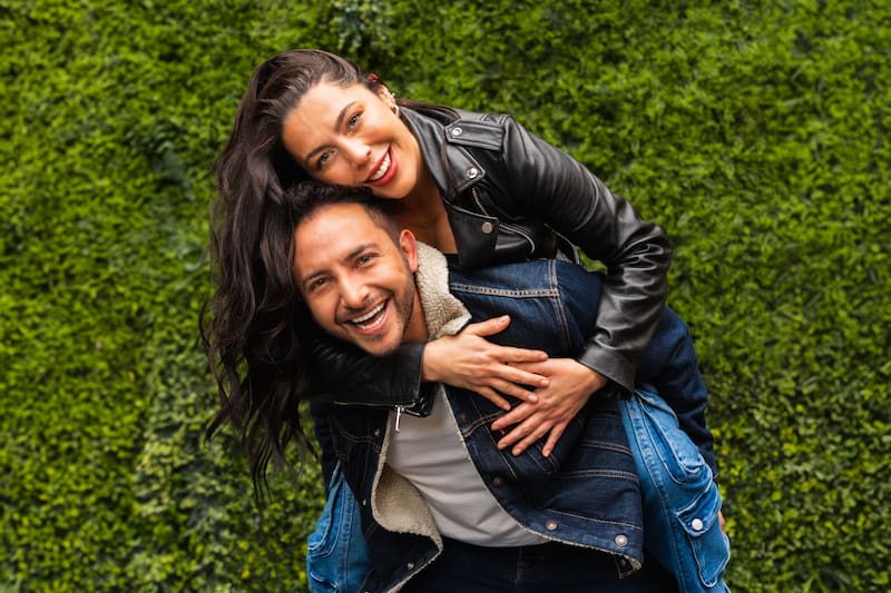 Daniela Aránguiz y Hugo Valencia fueron una de las parejas invitadas al debut de "La Cabaña".