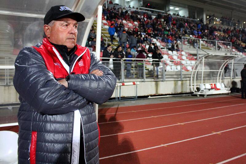 En el estadio La Granja de Curicó, dirigiendo al equipo local, con el que consiguió su penúltimo ascenso.