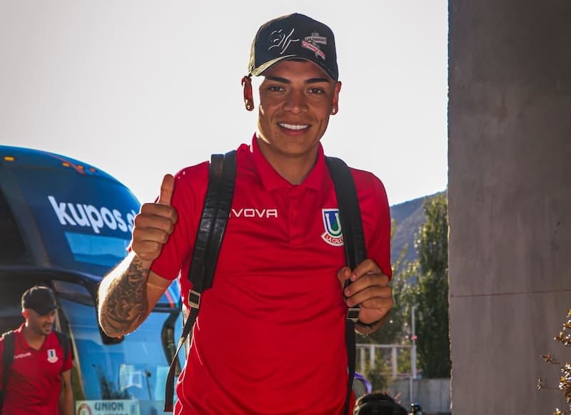 El volante se lució en su debut con Unión La Calera, entregándole una fascinante asistencia a Kevin Méndez. Foto: Aton.