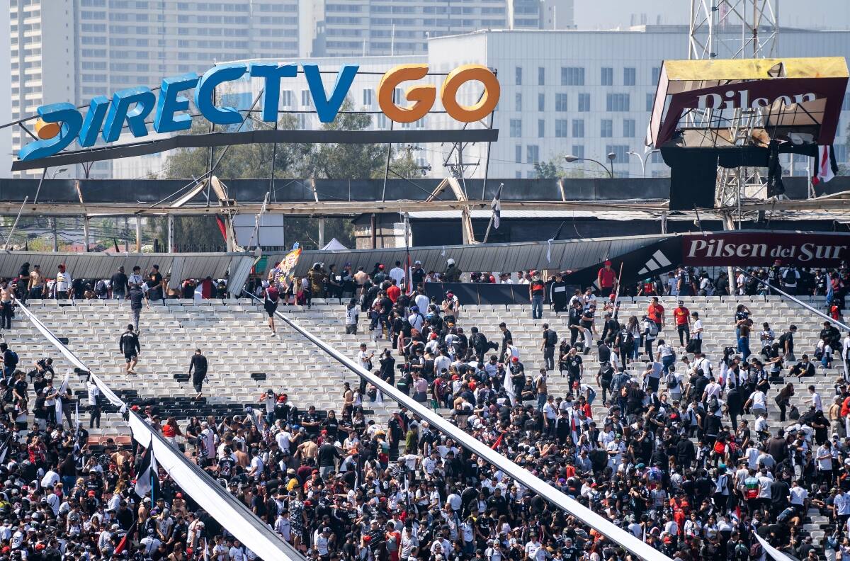 "Vías de evacuación obstruidas": Lapidario informe de Carabineros tras arengazo de hinchas de Colo Colo en el Estadio Monumental