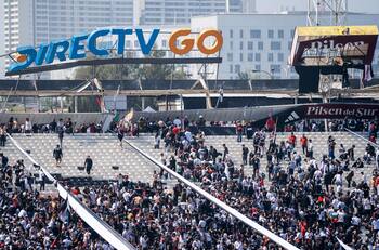 "Vías de evacuación obstruidas": Lapidario informe de Carabineros tras arengazo de hinchas de Colo Colo en el Estadio Monumental